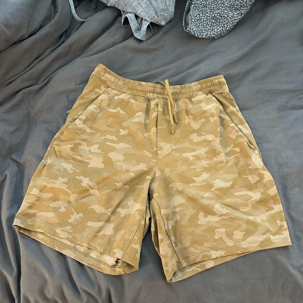 Men’s Lululemon Athletica Tan Athletic Shorts with Modern Camo